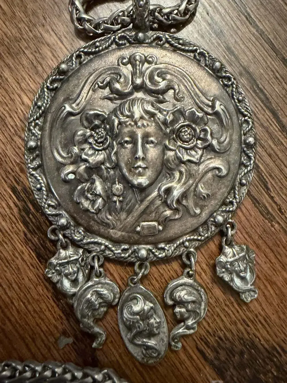 Medallion Necklace Art Nouveau, Face l Pendant Rhinestones & Charms, Silvertone